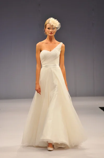 New york-14 oktober: modellen wandelingen start-en landingsbaan voor anne barge bruids show voor val 2013 tijdens ny bridal fashionweek op 14 oktober 2012 in new york city, ny — Stockfoto