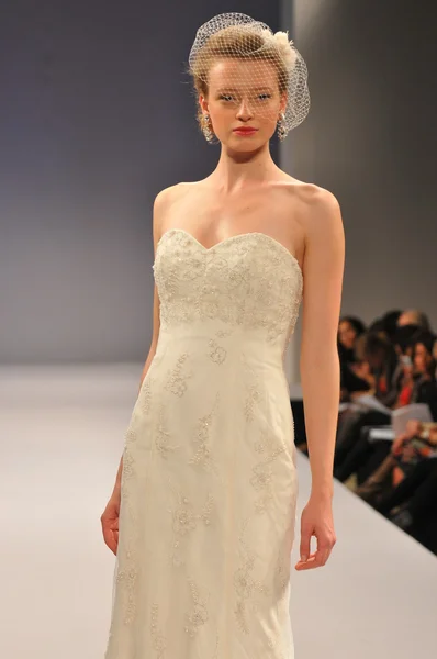 NEW YORK- OCTOBER 14: Models walks runway for Anne Barge bridal show for Fall 2013 during NY Bridal Fashion Week on October 14, 2012 in New York City, NY — Stock Photo, Image