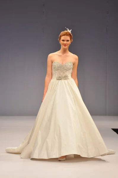 NEW YORK- OCTOBER 14: Models walks runway for Anne Barge bridal show for Fall 2013 during NY Bridal Fashion Week on October 14, 2012 in New York City, NY — Stock Photo, Image