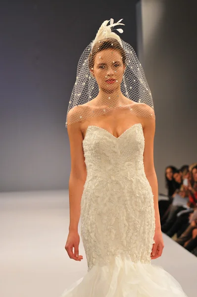 NEW YORK- OCTOBER 14: Models walks runway for Anne Barge bridal show for Fall 2013 during NY Bridal Fashion Week on October 14, 2012 in New York City, NY — Stock Photo, Image