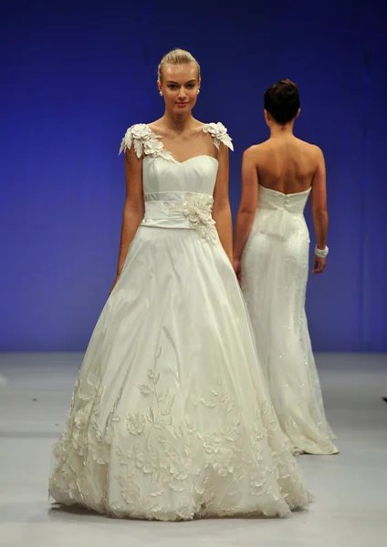 New york-14 oktober: modellen wandelingen start-en landingsbaan voor sassi holford bruids show voor val 2013 tijdens ny bridal fashionweek op 14 oktober 2012 in new york city, ny — Stockfoto