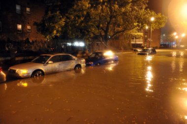 Kasırga kumlu tarafından neden olduğu su dolu arabalar
