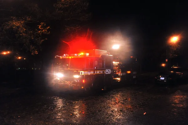 ハリケーン「サンディ」によって引き起こされる火災トラックと湛水の通り — ストック写真