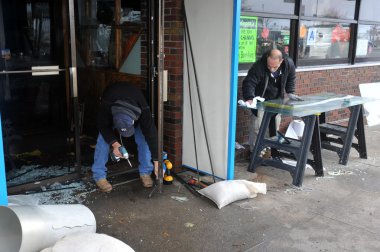 Kasırga sandy su baskını nedeniyle sheapsheadbay mahalle dorrs ve windows tamir işçileri