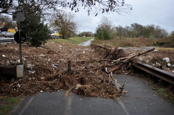 Des débris jonchent le sol dans le quartier de Sheapsheadbay en raison des inondations causées par l'ouragan Sandy — Photo