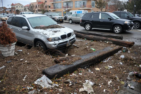 Des débris jonchent le sol dans le quartier de Sheapsheadbay en raison des inondations causées par l'ouragan Sandy — Photo