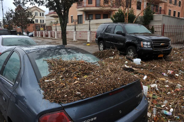 Escombros ensucian el suelo en el barrio de Sheapsheadbay debido a las inundaciones del huracán Sandy —  Fotos de Stock