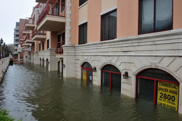 Schwere Überschwemmungen in den Gebäuden des Sheapsheadbay-Viertels aufgrund der Auswirkungen des Hurrikans sandig — Stockfoto