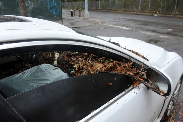 Des débris jonchent des voitures abandonnées dans le quartier de Sheapsheadbay en raison des inondations causées par l'ouragan Sandy — Photo