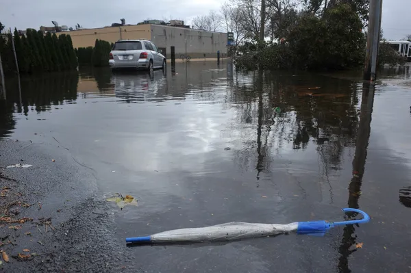 Ombrello caduto a terra nel quartiere Sheapsheadbay a causa delle inondazioni causate dall'uragano Sandy — Foto Stock