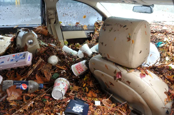 Lixo lixo dentro de carros abandonados no bairro Sheapsheadbay devido a inundações do furacão Sandy — Fotografia de Stock