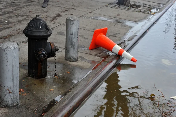 Escombros ensucian el suelo en el barrio de Sheapsheadbay debido a las inundaciones del huracán Sandy — Foto de Stock