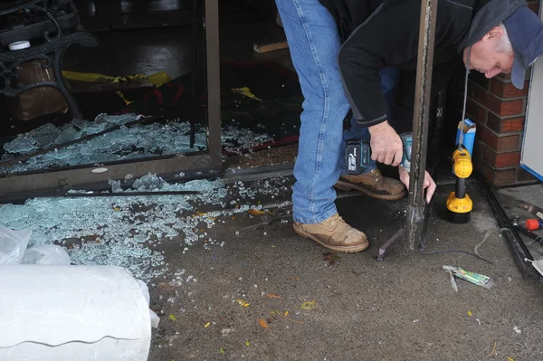 Trabalhadores consertando dormitórios e janelas no bairro Sheapsheadbay devido a inundações do furacão Sandy — Fotografia de Stock