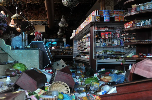 Demolición dentro de una tienda de alimentos dañada en el barrio de Sheapsheadbay debido a las inundaciones del huracán Sand —  Fotos de Stock