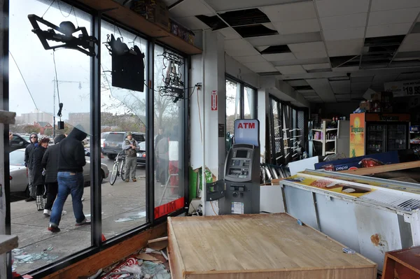 Zničil obchod s potravinami v sousedství sheapsheadbay kvůli zaplavení od hurricane písečná — Stock fotografie