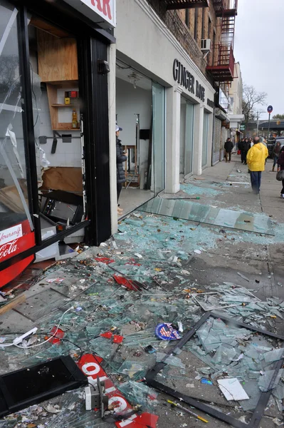 Destruida tienda de comestibles en el barrio de Sheapsheadbay debido a las inundaciones del huracán Sandy — Foto de Stock