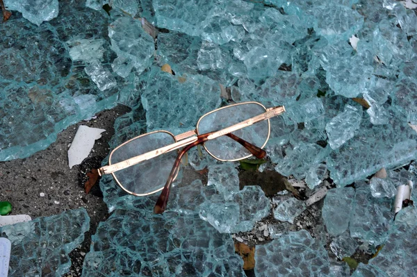 Dropped eyeglasses on the ground in the Sheapsheadbay neighborhood due to flooding from Hurricane Sandy — Stock Photo, Image