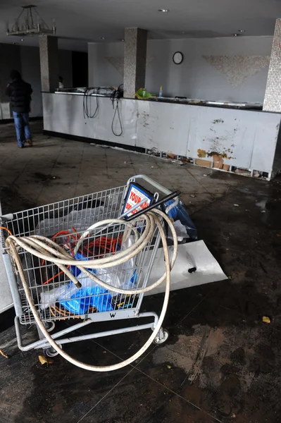 Poškozené lobby v jedné z budov v sousedství sheapsheadbay kvůli zaplavení od hurricane písečná — Stock fotografie