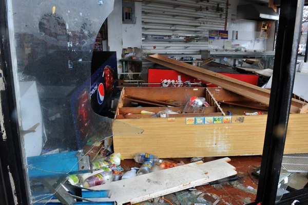 Zničil obchod s potravinami v sousedství sheapsheadbay kvůli zaplavení od hurricane písečná — Stock fotografie