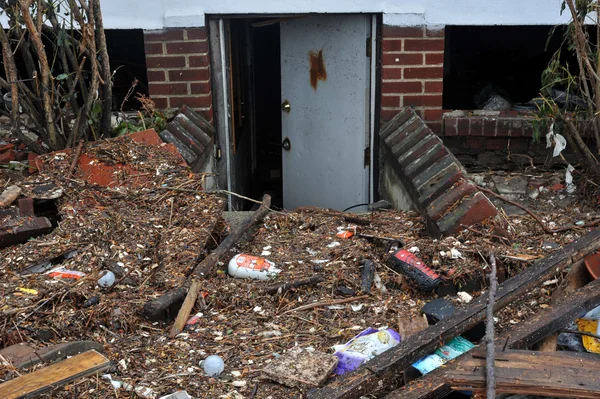 Trümmer verschmutzen den Boden in der Sheapsheadbay Nachbarschaft aufgrund von Überschwemmungen durch Hurrikan sandig — Stockfoto