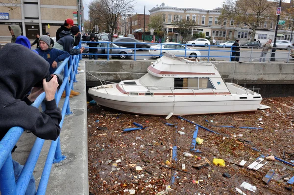 Trosky vrhy vody v sousedství sheapsheadbay kvůli zaplavení od hurricane písečná — Stock fotografie