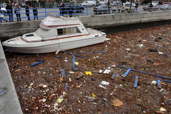 碎片乱扔垃圾从飓风沙水浸的 sheapsheadbay 一带水 — 图库照片