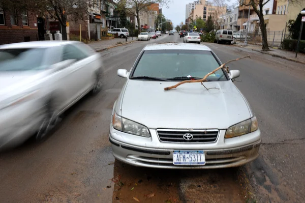 Des débris jonchent une voiture abandonnée dans le quartier de Sheapsheadbay en raison des inondations causées par l'ouragan Sandy — Photo