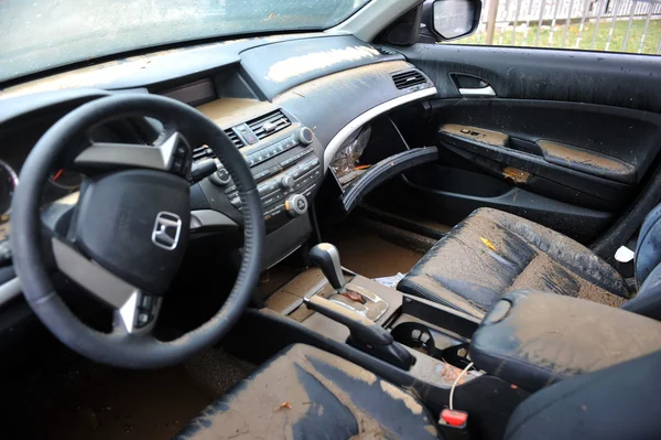 Lixo lixo dentro do carro abandonado no bairro Sheapsheadbay devido a inundações do furacão Sandy — Fotografia de Stock