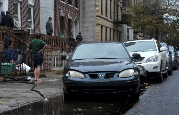 Bombeo de agua del sótano del edificio en el barrio de Sheapsheadbay debido a las inundaciones provocadas por el huracán Sandy —  Fotos de Stock