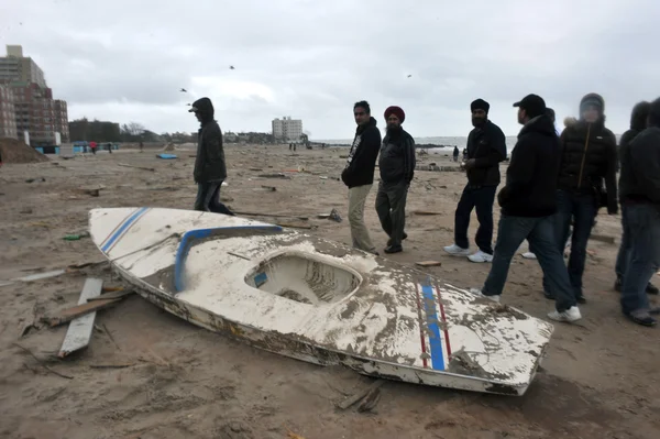 I detriti ricoprono il terreno nel quartiere di Sheapsheadbay a causa delle inondazioni causate dall'uragano Sandy — Foto Stock