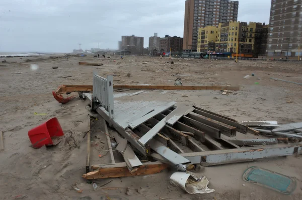 Detritos lixo no chão no bairro Sheapsheadbay devido a inundações do furacão Sandy — Fotografia de Stock