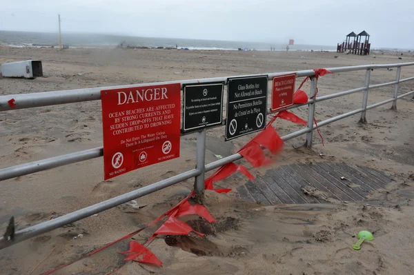 Detritos lixo no chão no bairro Sheapsheadbay devido a inundações do furacão Sandy — Fotografia de Stock