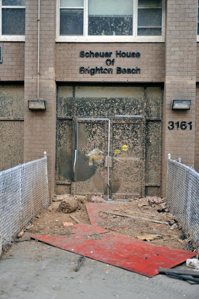 Nivel del agua y barro en los edificios del barrio de Sheapsheadbay debido a las inundaciones del huracán Sandy — Foto de Stock