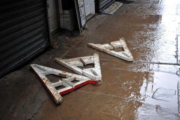 Puin nesten de grond in de buurt van de sheapsheadbay als gevolg van overstromingen van orkaan zandstrand — Stockfoto