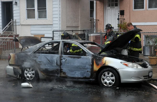 Fire departnent fought fire in the Sheapsheadbay neighborhood due to flooding from Hurricane Sandy — Stock Photo, Image