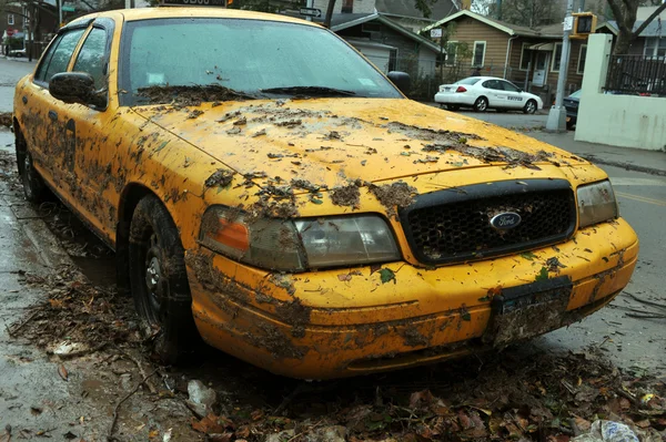 Yellow cabs all in mud in the Sheapsheadbay neighborhood due to flooding from Hurricane Sandy — Stock Photo, Image