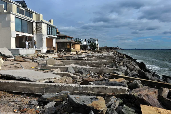 BROOKLYN, NY - 01 DE NOVIEMBRE: Graves daños en los edificios y automóviles del barrio de Seagate debido al impacto del huracán Sandy en Brooklyn, Nueva York, EE.UU., el jueves 01 de noviembre de 2012 . — Foto de Stock