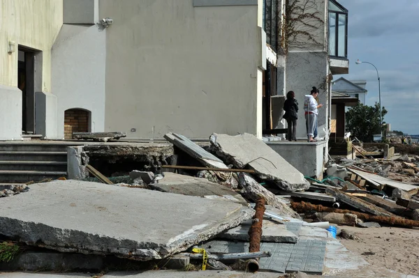 BROOKLYN, NY - 01 DE NOVIEMBRE: Graves daños en los edificios y automóviles del barrio de Seagate debido al impacto del huracán Sandy en Brooklyn, Nueva York, EE.UU., el jueves 01 de noviembre de 2012 . —  Fotos de Stock