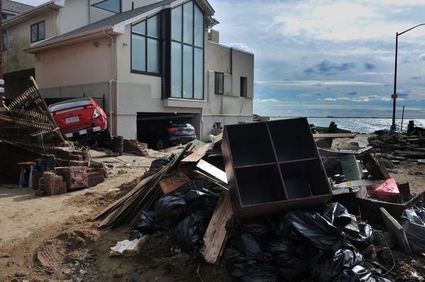 BROOKLYN, NY - NOVEMBER 01: Serious damage in the buildings nd cars at the Seagate neighborhood due to impact from Hurricane Sandy in Brooklyn, New York, U.S., on Thursday, November 01, 2012. — Stock Photo, Image