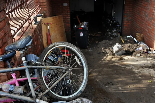 BROOKLYN, NY - 01 DE NOVIEMBRE: Zapato abandonado para hombre en el barrio de Seagate debido al impacto del huracán Sandy en Brooklyn, Nueva York, EE.UU., el jueves 01 de noviembre de 2012 . —  Fotos de Stock