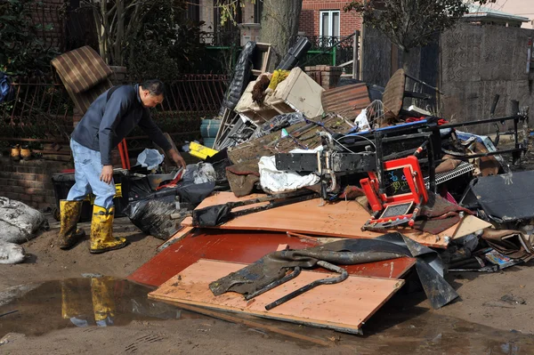BROOKLYN, NY - 01 NOVEMBRE: Scarpa da uomo abbandonata nel quartiere di Seagate a causa dell'impatto dell'uragano Sandy a Brooklyn, New York, Stati Uniti, giovedì 01 novembre 2012 . — Foto Stock