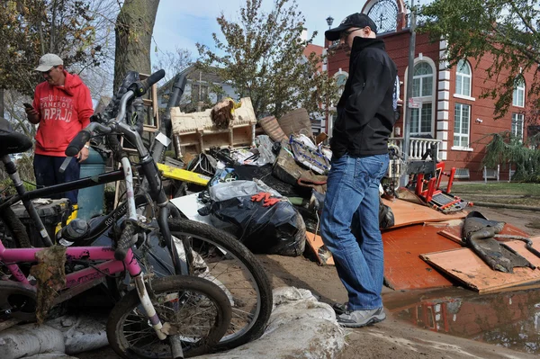 BROOKLYN, NY - 01 DE NOVIEMBRE: Zapato abandonado para hombre en el barrio de Seagate debido al impacto del huracán Sandy en Brooklyn, Nueva York, EE.UU., el jueves 01 de noviembre de 2012 . —  Fotos de Stock