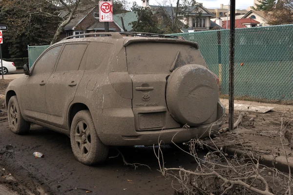 BROOKLYN, NY - 01 DE NOVIEMBRE: Graves daños y suciedad en los coches del barrio de Seagate debido al impacto del huracán Sandy en Brooklyn, Nueva York, EE.UU., el jueves 01 de noviembre de 2012 . — Foto de Stock