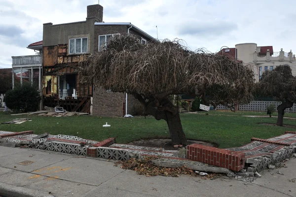 BROOKLYN, NY - 01 DE NOVIEMBRE: Graves daños en los edificios del barrio de Seagate debido al impacto del huracán Sandy en Brooklyn, Nueva York, EE.UU., el jueves 01 de noviembre de 2012 . —  Fotos de Stock