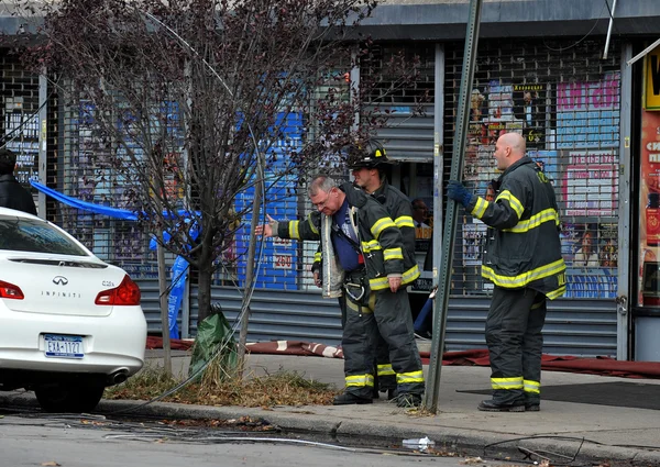 Brooklyn, ny - november 01: nyfd om fastställande av elektriska ledningar på brighton beach grannskapet på grund till inverkan från orkanen sandstranden i brooklyn, new york, USA, på torsdag, november 01, 2012. — Stockfoto