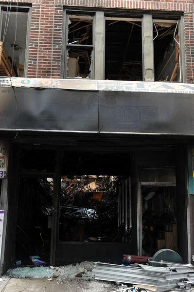 BROOKLYN, NY - NOVEMBER 01: Serious damage in the buildings from fire at the Brighton Beach neighborhood due to impact from Hurricane Sandy in Brooklyn, New York, U.S., on Thursday, November 01, 2012. — Stock Photo, Image