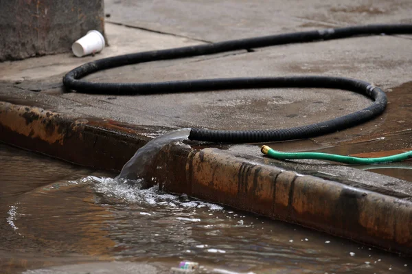 BROOKLYN, NY - 01 DE NOVIEMBRE: La gente bombea agua de los edificios en el barrio de Brighton Bwach debido al impacto del huracán Sandy en Brooklyn, Nueva York, EE.UU., el jueves 01 de noviembre de 2012 . —  Fotos de Stock