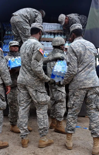 BROOKLYN, NY - NOVEMBER 01: US army helps peoples at the Seagate neighborhood wit Water and food due to impact from Hurricane Sandy in Brooklyn, New York, U.S., on Thursday, November 01, 2012. — Stock Photo, Image