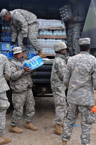 BROOKLYN, NY - NOVEMBER 01: US army helps peoples at the Seagate neighborhood wit Water and food due to impact from Hurricane Sandy in Brooklyn, New York, U.S., on Thursday, November 01, 2012. — Stock Photo, Image