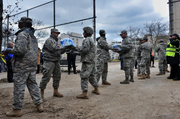 BROOKLYN, NY - 01 NOVEMBRE : L'armée américaine aide les populations du quartier de Seagate avec l'eau et la nourriture dues à l'impact de l'ouragan Sandy à Brooklyn, New York, États-Unis, le jeudi 01 novembre 2012 . — Photo